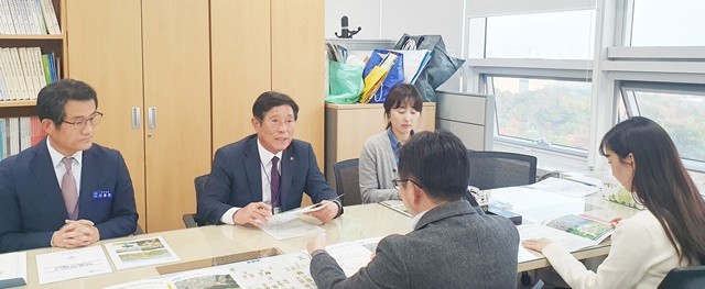 행정안전부 진선주 교부세과장과 업무협의를 추진하고 있는 조상래 곡성군수와 군 관계자들