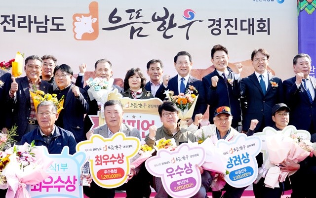 김영록 전라남도지사가 6일 순천광양축협 가축시장에서 열린 ‘2025년 전라남도 으뜸한우 경진대회’에서 종합챔피언 등 수상자와 기념촬영을 하고 있다.