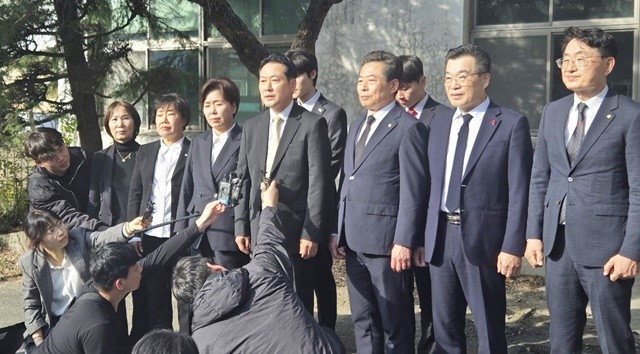 장동혁 국민의힘 당대표가 광주 북구 임동 더현대광주 복합쇼핑몰 공사현장에 가진 기자들과의 인터뷰에서 '5.18참배를 막는 것은 오월정신에 위배된다'고 밝혔다./국민의힘 광주시당