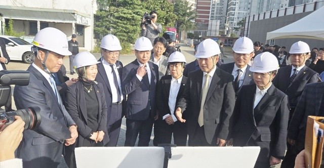 장동혁 국민의힘 당대표가 광주 북구 임동 더현대광주 복합쇼핑몰 공사현장을 방문해서 현장관계자에게 브리핑을 받고있다.