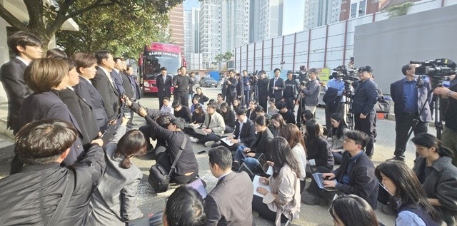 장동혁 국민의힘 당대표가 광주 북구 임동 더현대광주 복합쇼핑몰 부지에서 중앙 및 광주지역 기자들과 백브리핑을 갖고 있다.
