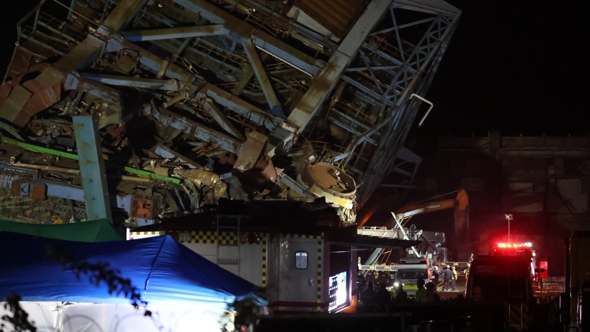 7일 새벽 울산 남구 동서발전 울산화력발전소 보일러 타워 붕괴현장에서 소방대원들이 매몰자 수색 및 구조작업을 벌이고 있다. / 뉴스1