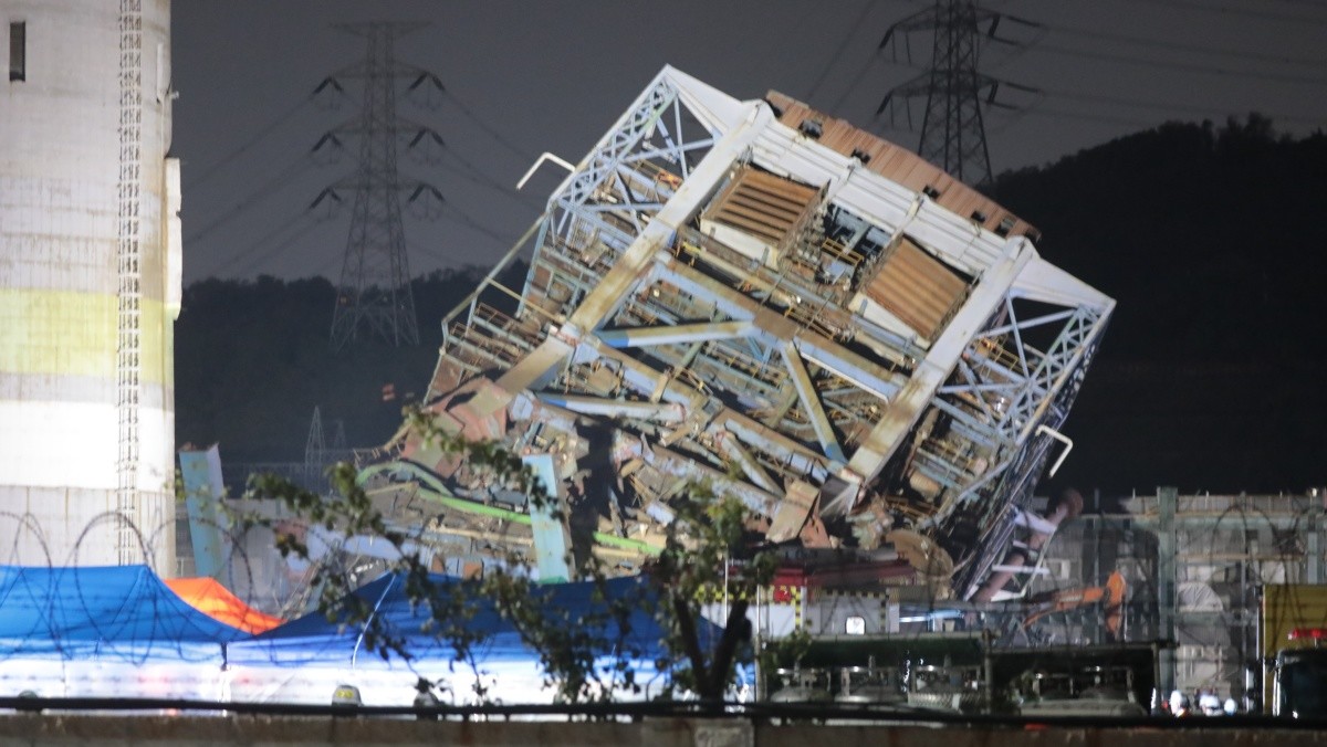 울산 남구 용잠동 한국동서발전 울산화력발전소 보일러 타워 붕괴 사고 현장에서 야간 수색 작업이 이어지고 있다. / 뉴스1