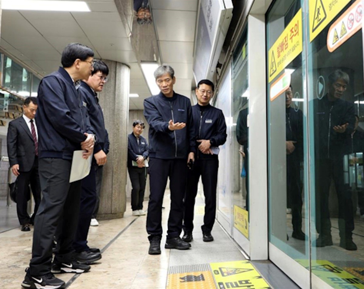 지난 5일 이병진 부산교통공사 사장이 '제20대 부산불꽃축제'를 대비해 주요 역사 등을 점검하는 모습 / 부산교통공사 제공, 뉴스1
