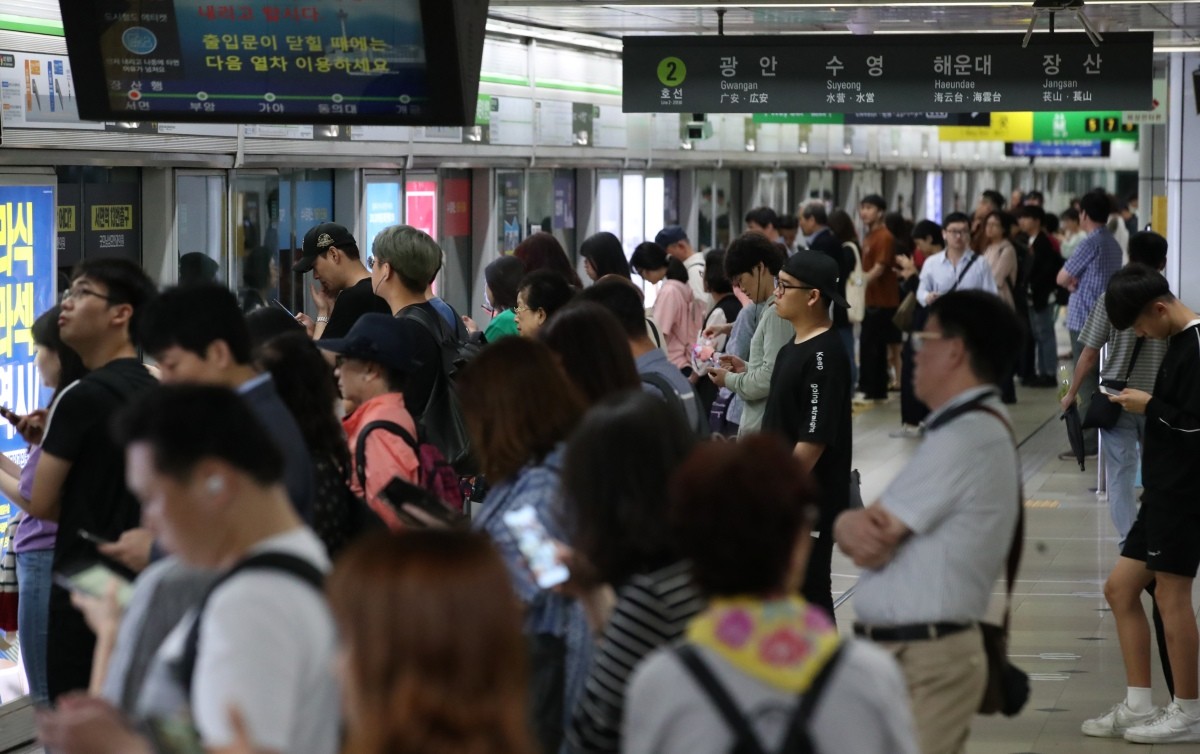 부산 시민들이 도시철도를 기다리고 있다. 기사의 이해를 돕기 위한 사진. / 뉴스1