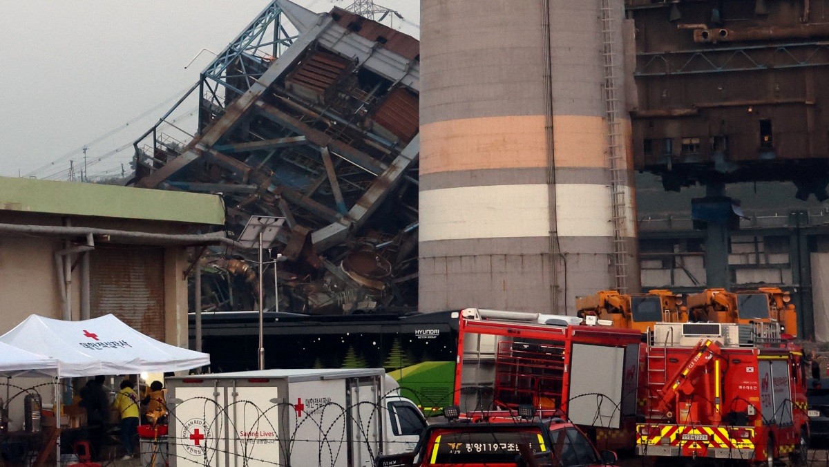 7일 새벽 울산 남구 동서발전 울산화력발전소 보일러 타워 붕괴현장에서 소방대원들이 매몰자 수색 및 구조작업을 벌이고 있다. / 뉴스1