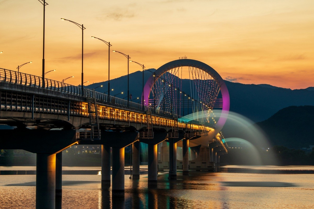 춘천대교. / Stock for you-shutterstock.com