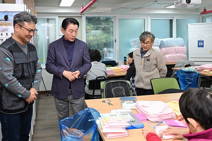 김동근 시장이 11월 4일 장애인직업재활시설 ‘드림랜드’를 방문해 작업장을 둘러보고 있다