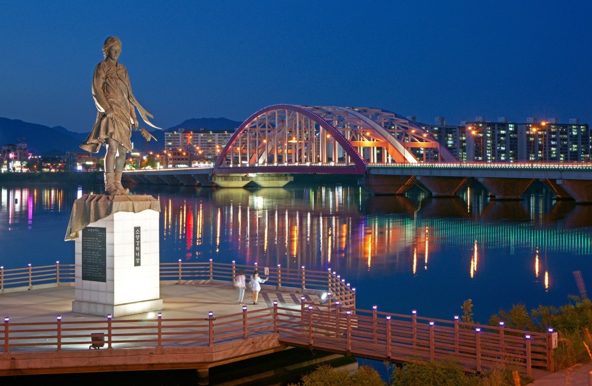 춘천 소양강 처녀 동상. / Seung Ha Kim-shutterstock.com