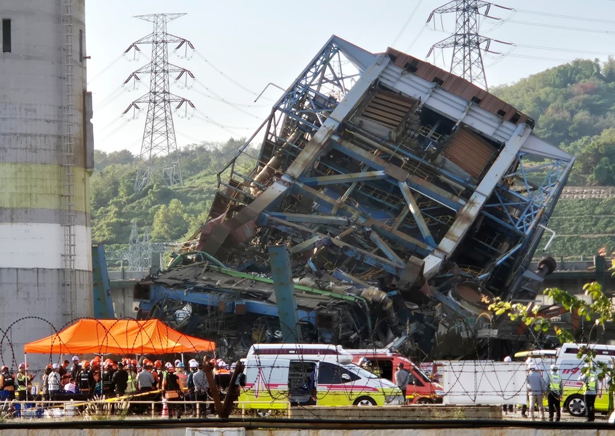 지난 6일 오후 울산 남구 용잠로 동서발전 울산화력발전소에서 붕괴 사고가 발생해 소방 당국이 구조 작업에 나서고 있다 / 뉴스1