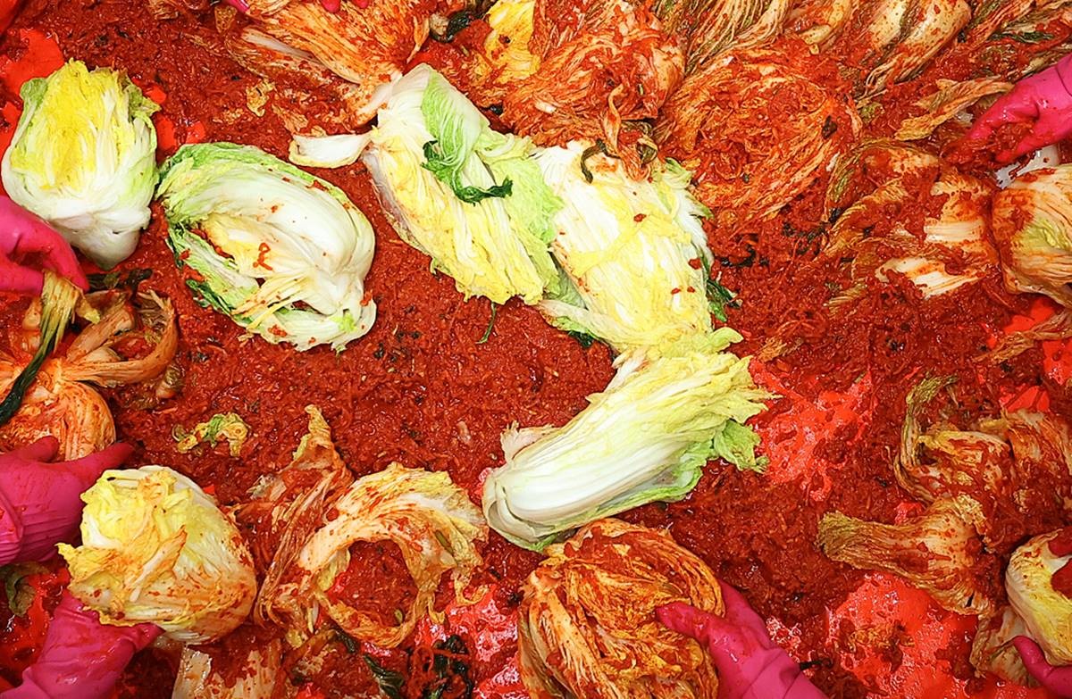 김장하는 모습. 기사 이해를 돕기 위한 자료 사진 / 연합뉴스