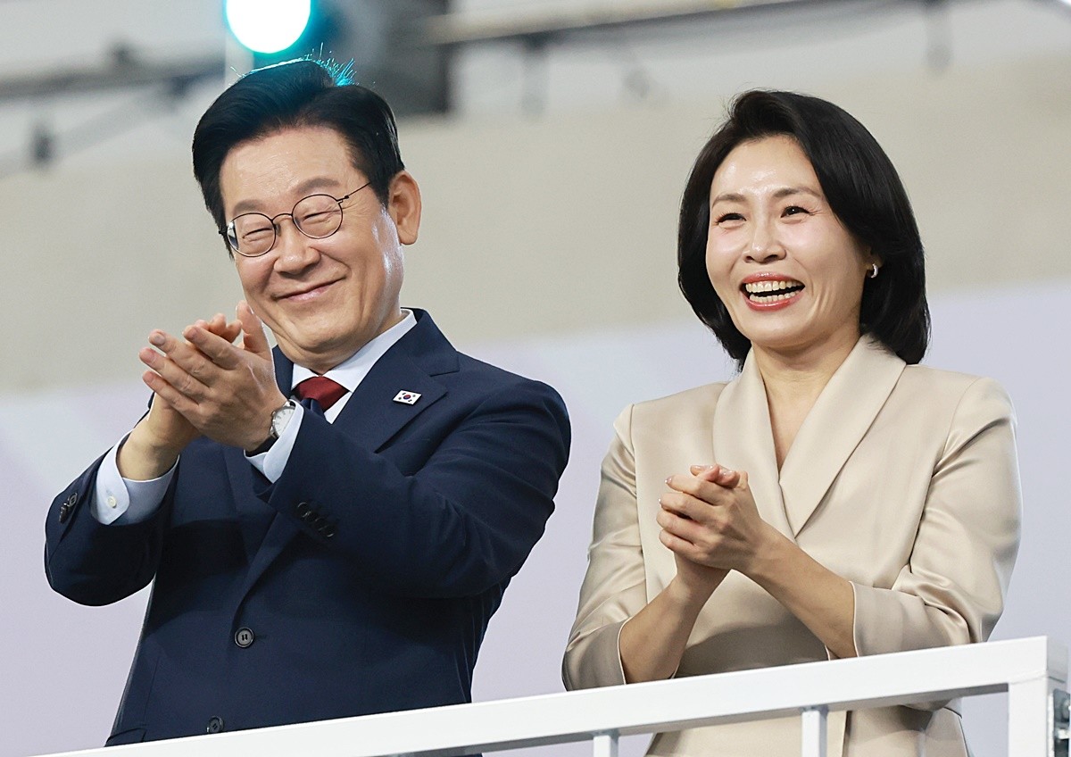 이재명 대통령과 부인 김혜경 여사 자료 사진. 이재명 대통령의 국정 지지율이 일주일 새 6%포인트(p)가 올라 63%를 기록했다는 여론조사 결과가 7일 나왔다. 한국갤럽이 지난 4∼6일 전국 만 18세 이상 1002명을 대상으로 이재명 대통령의 직무 수행에 관한 의견을 물은 결과 응답자의 63%가 '잘하고 있다'라고 답했다. / 연합뉴스