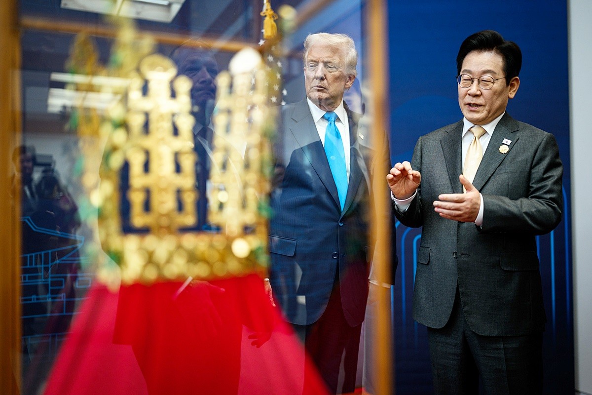 이재명 대통령이 지난달 29일 국립경주박물관에서 열린 한미정상회담에 앞서 도널드 트럼프 미국 대통령에게 선물할 신라 금관 모형에 대해 설명하고 있다./ 미국 백악관 공식 사진-뉴스1