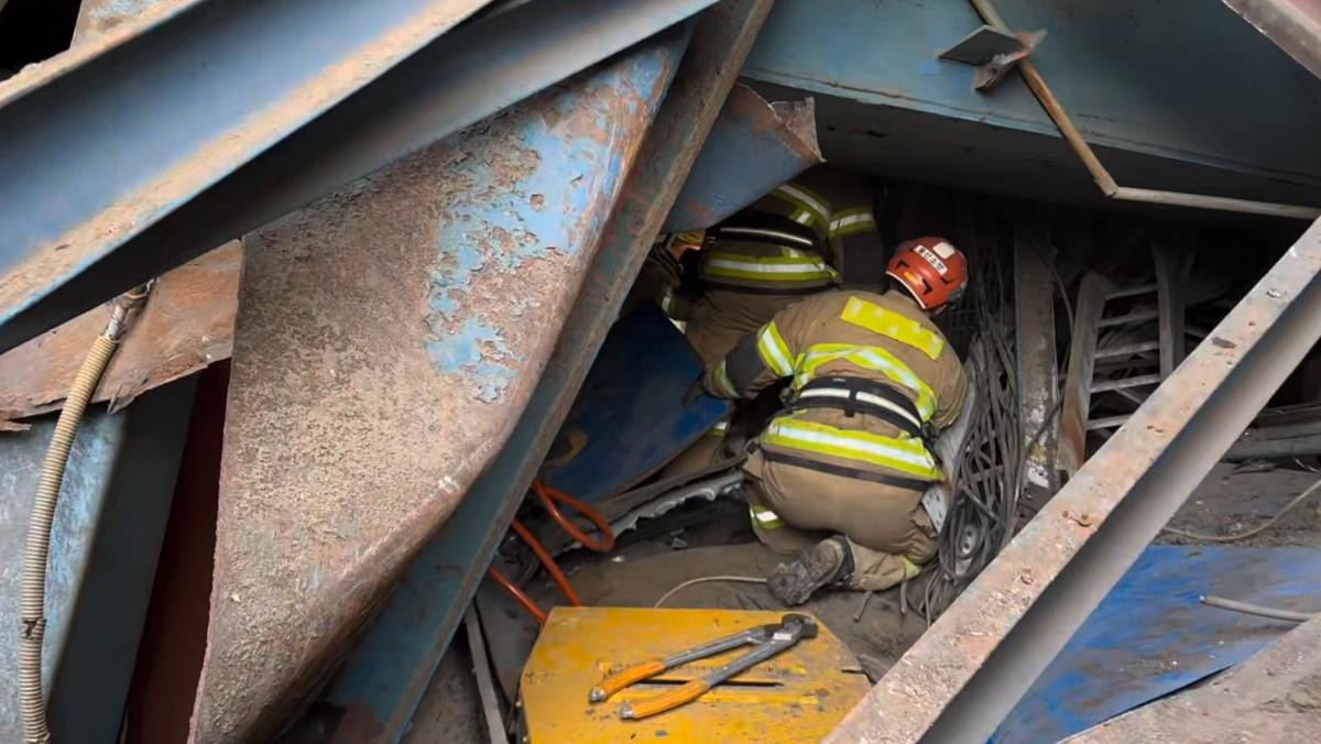 7일 보일러타워 붕괴 사고가 난 울산 남구 남화동 소재 한국동서발전 울산발전본부 울산화력발전소에서 소방대원들이 매몰자를 구조하고 있다. 이 구조자는 병원으로 이송됐으나 숨졌다. / 울산소방본부 제공-뉴스1