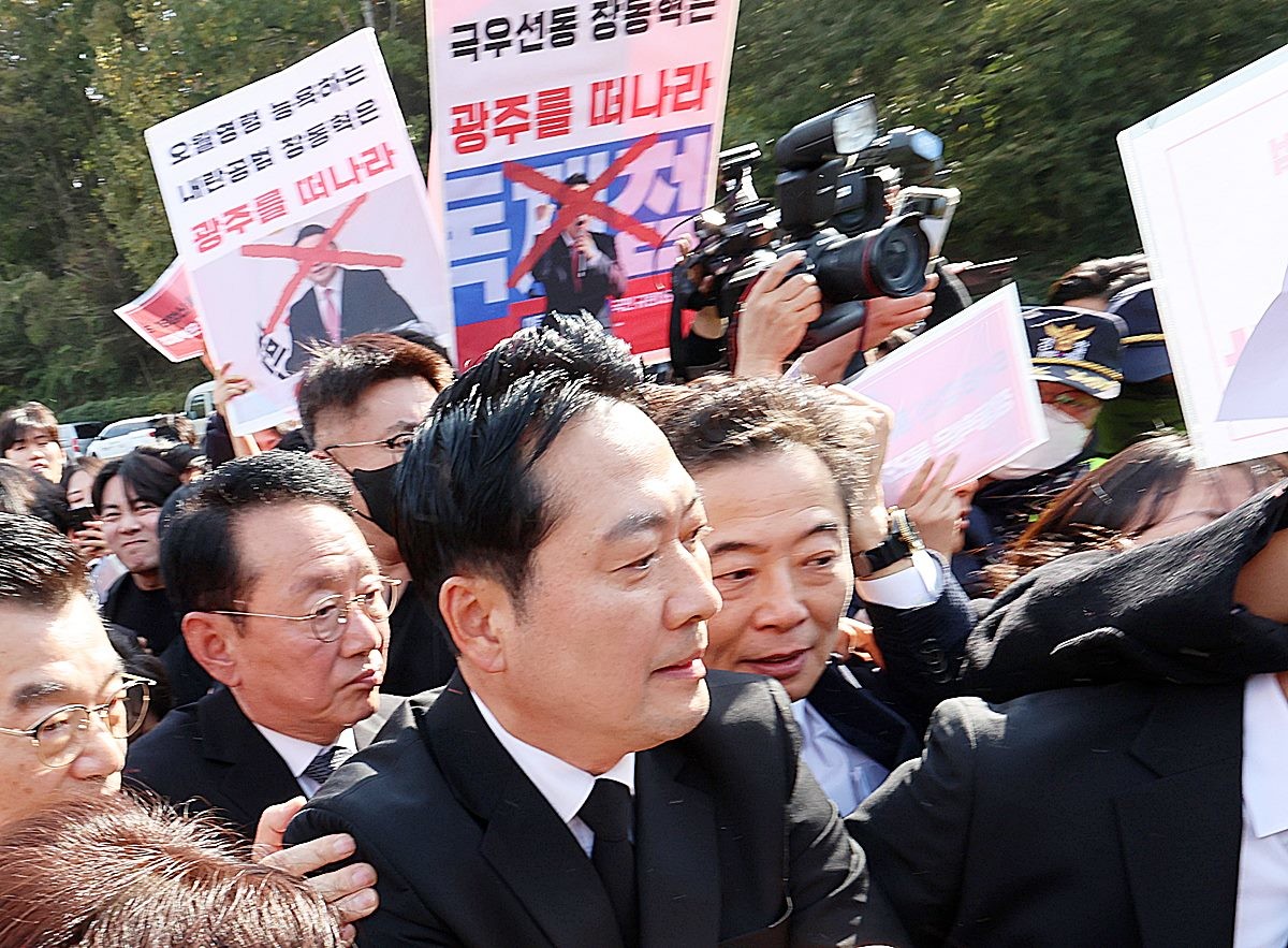 장동혁 국민의힘 대표가 지난 6일 광주광역시 북구 5.18민주묘지에서 참배를 시도하고 있다. / 연합뉴스