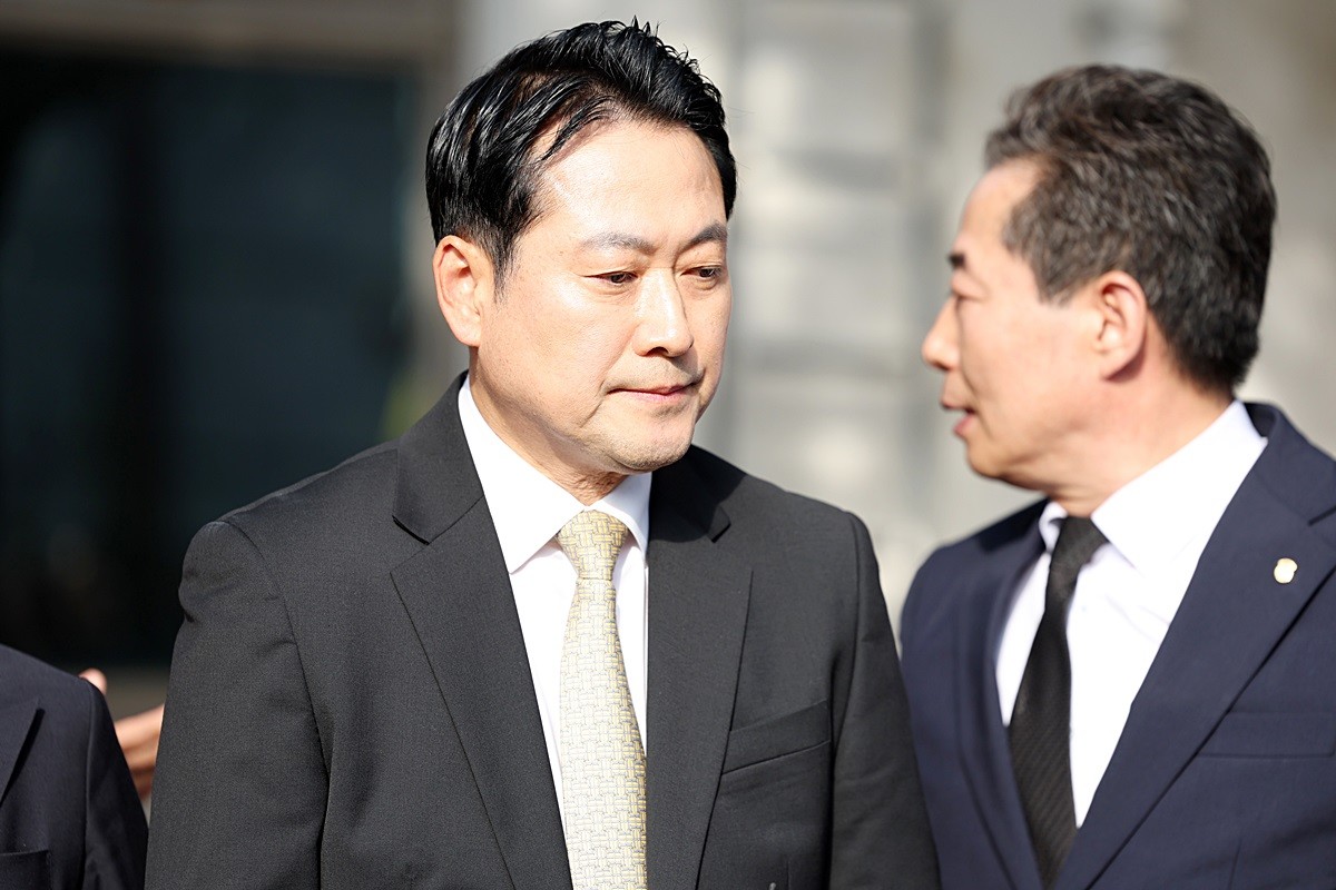 광주를 방문한 장동혁 국민의힘 대표. 더불어민주당은 시민사회단체 반발로 인해 광주 국립5·18민주묘지 방문이 무산된 장동혁 국민의힘 대표에 대해 '내란 옹호자의 광주 시민과 민주 영령에 대한 모욕'이라고 비판했다. 정청래 대표는 7일 충북 청주에서 열린 현장 최고위원회의에서 '장동혁 대표가 5·18묘지 '참배쇼'로 5·18 영령들에게 또 한 번 누를 끼쳤다'라며 이렇게 말했다. / 뉴스1