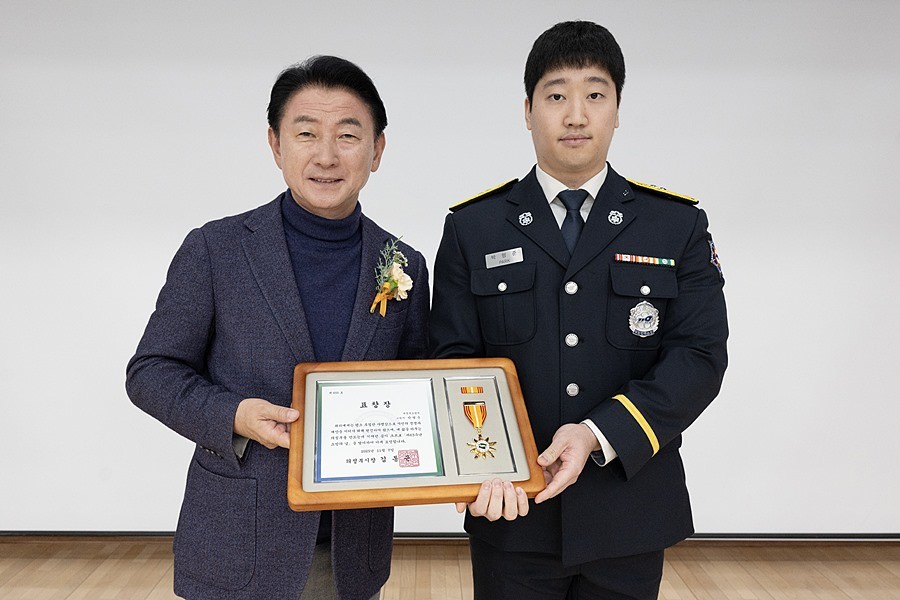 동근 시장이 11월 7일 ‘제63주년 소방의 날 기념식’에서 소방공무원에게 표창장을 수여한 뒤 함께 기념사진을 찍고 있다