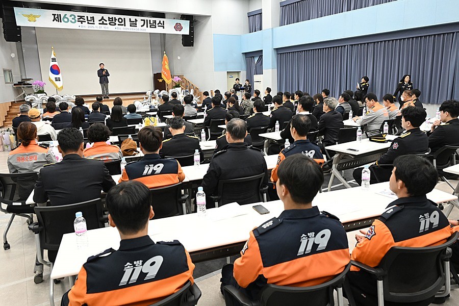 김동근 시장이 11월 7일 ‘제63주년 소방의 날 기념식’에서 소방공무원과 의용소방대원들을 격려하고 있다