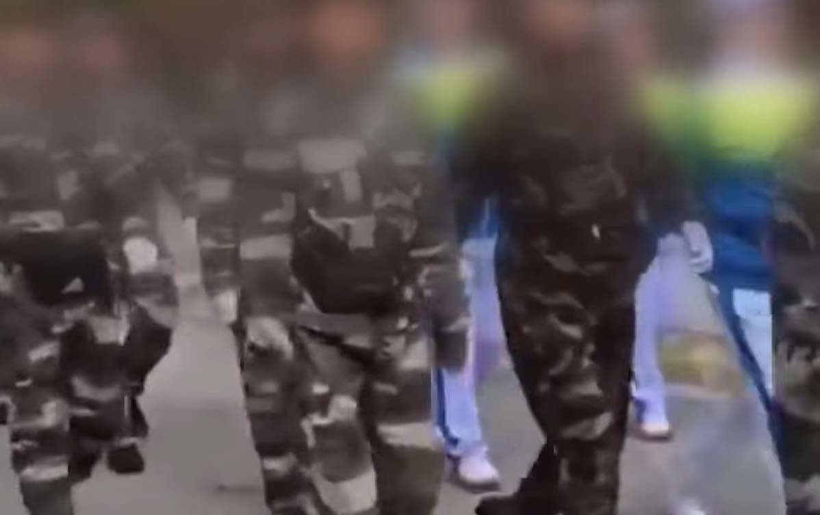 군복처럼 보이는 옷을 입은 중국인 100여 명이 한강공원에서 군대식 행진을 하는 모습이 포착돼 논란이 일고 있다. / '채널A 뉴스' 유튜브