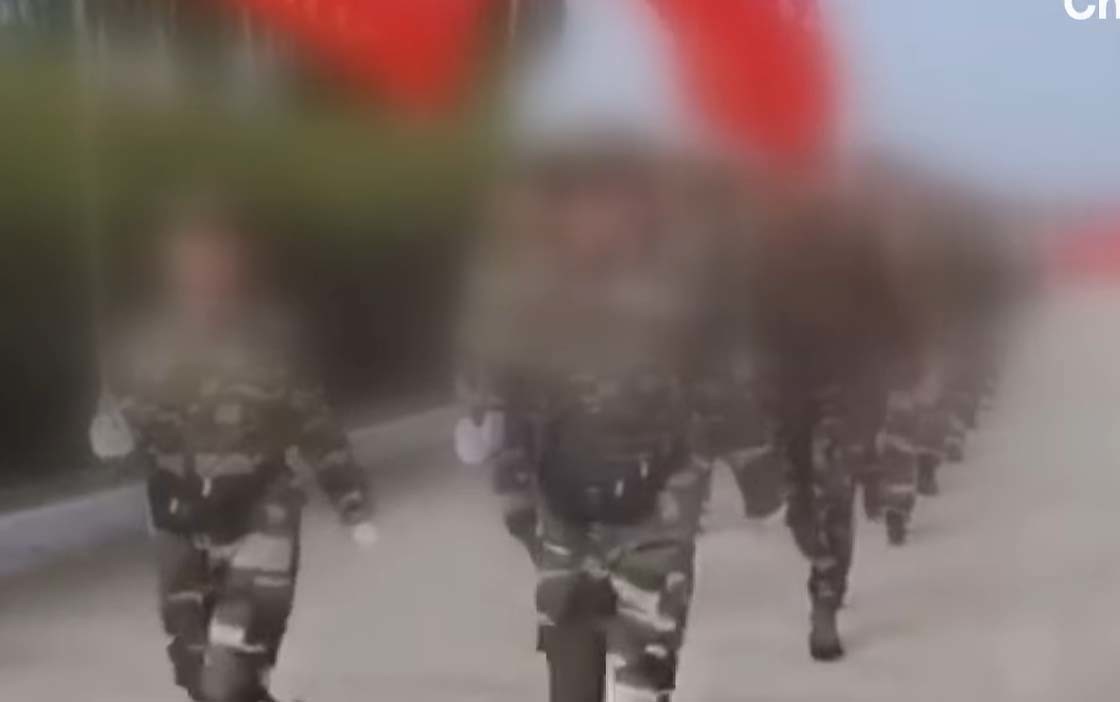 군복처럼 보이는 옷을 입은 중국인 100여 명이 한강공원에서 군대식 행진을 하는 모습이 포착돼 논란이 일고 있다. / '채널A 뉴스' 유튜브