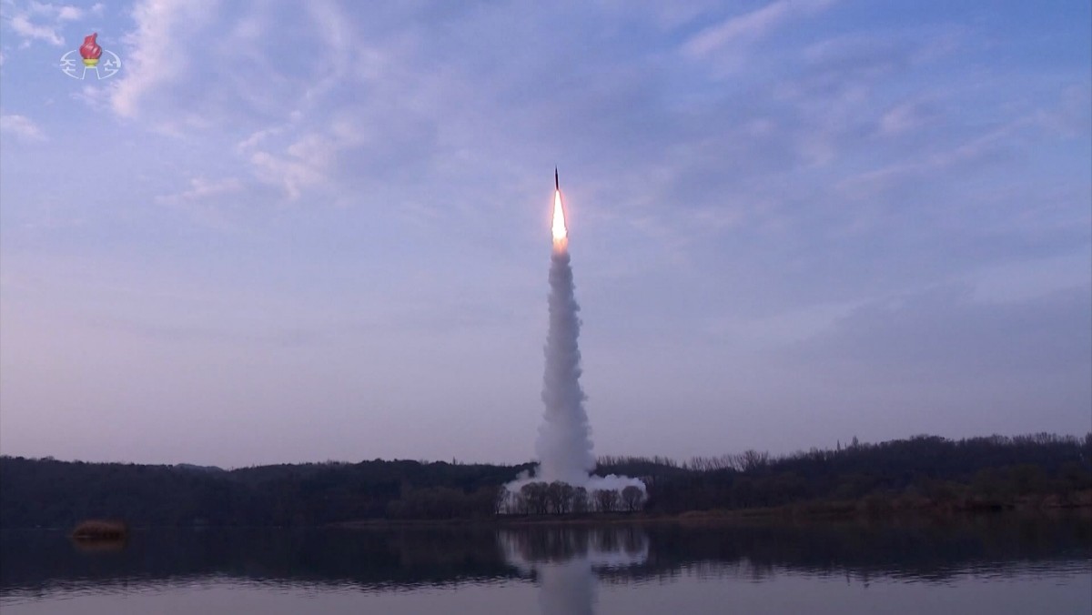 북한 조선중앙TV가 지난해 4월 새로 개발한 극초음속 활공비행 전투부를 장착한 새형의 중장거리 고체탄도 미사일 '화성포-16나' 형의 첫 시험발사 장면 영상을 공개한 화면. / 연합뉴스