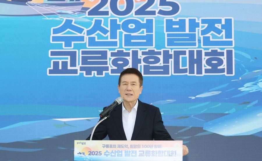 구룡포 아라광장에서 열린 ‘2025 수산업 발전 교류화합대회’에서 축사를 하고 있는 이강덕 포항시장 / 포항시 제공