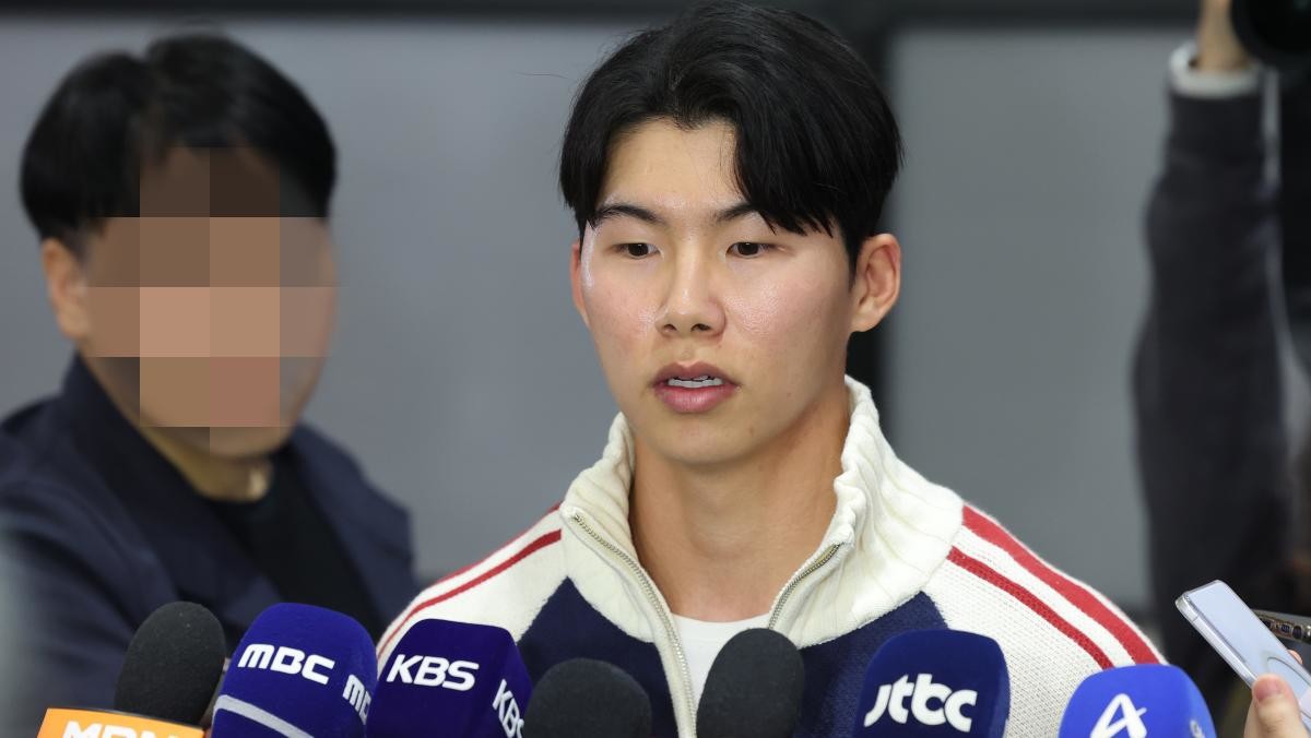 메이저리그(MLB) 진출 첫 시즌부터 월드시리즈(WS) 우승을 함께한 LA 다저스 김혜성이 지난 6일 오후 인천국제공항을 통해 입국해 취재진 질문에 답하고 있는 모습. / 뉴스1