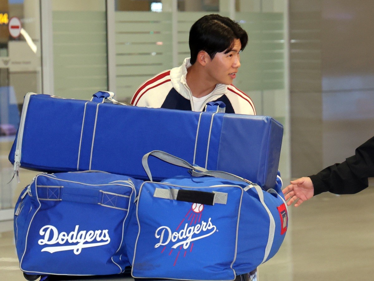 메이저리그(MLB) 진출 첫 시즌부터 월드시리즈(WS) 우승을 함께한 LA 다저스 김혜성이 지난 6일 오후 인천국제공항을 통해 입국하고 있다. / 뉴스1