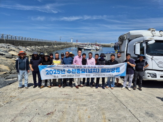충남 서천군 서면 연안 치어 방류 행사 모습. / 서천군