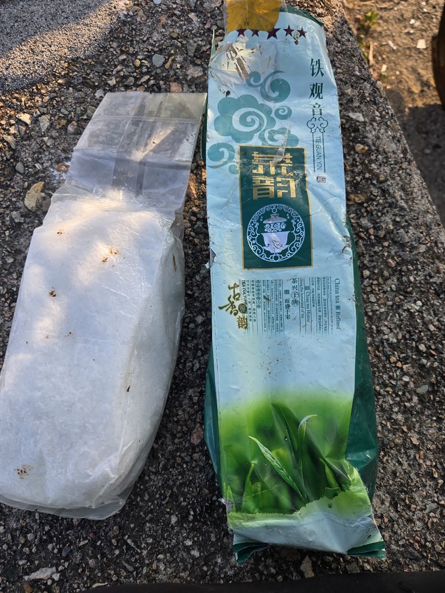 포항 방어리 소재 지혜횟집 앞 해안가에서 발견된 우롱차 위장 마약 / 독자 김달식 제공