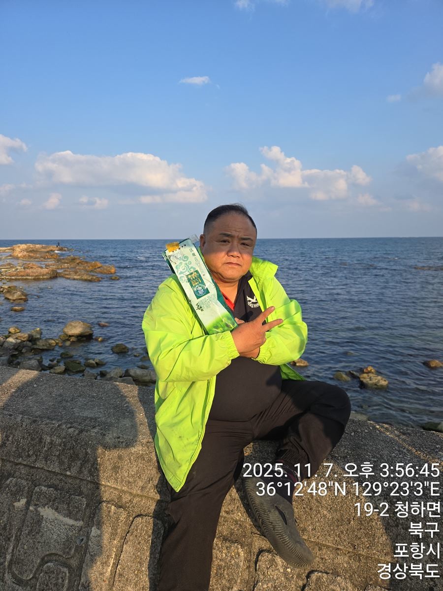 포항 방어리 소재 지혜횟집 앞 해안가에서 발견된 우롱차 위장 마약을 신고한 김달식 순찰대장 / 독자 김달식 제공