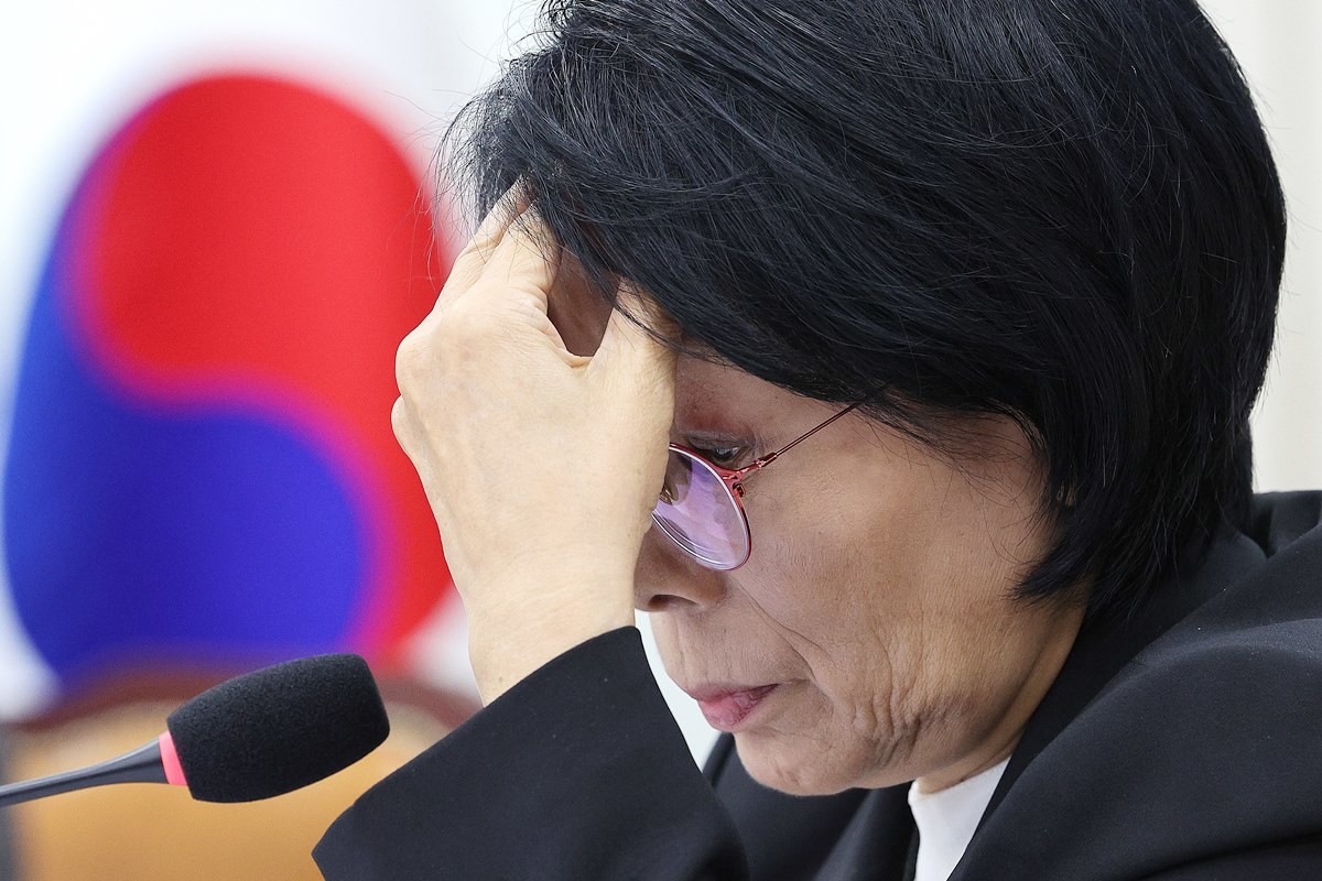 최민희 과방위원장이 지난달 30일 서울 여의도 국회 과학기술정보방송통신위원회에서 열린 국정감사 종합감사에서 생각에 잠겨 있다. 최 위원장은 지난달 30일 딸 결혼식 논란에 대해 사과했다. 최 위원장은 당시 국회 과방위 국정감사에서 딸 결혼식 논란과 관련해 '국민 여러분께 사과드린다'라며 '이런 논란의 씨가 없도록 좀 더 관리하지 못한 점이 매우 후회되고 아쉽다. 제 잘못'이라고 말했다. / 뉴스1