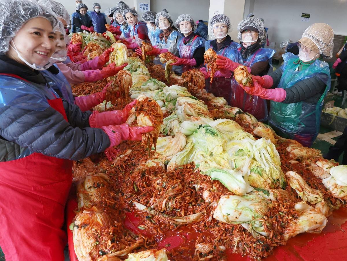 열심히 김장 / 연합뉴스