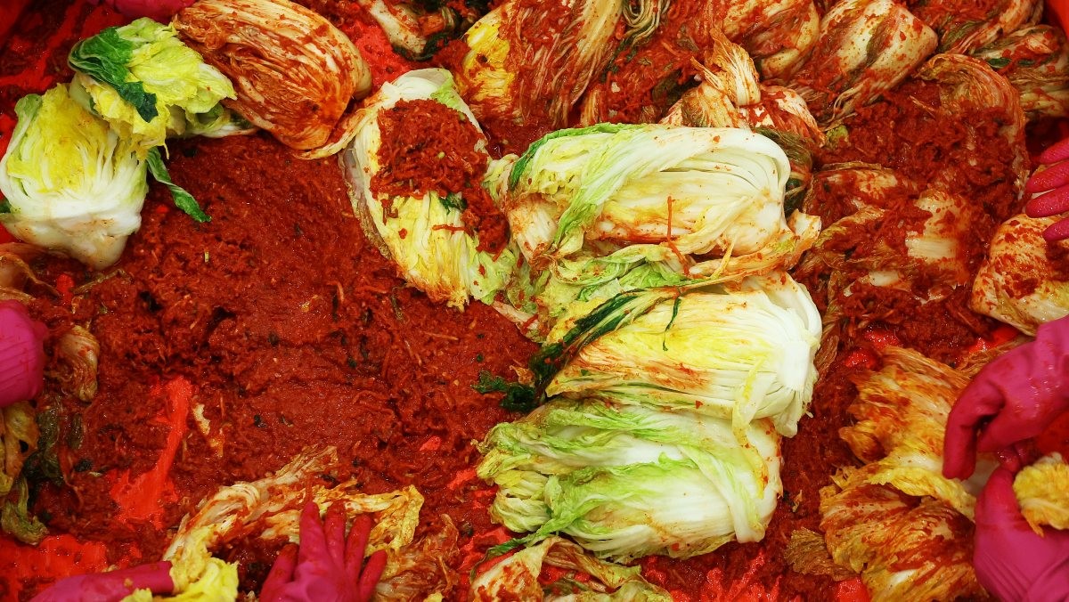 김장 담그는 중 / 연합뉴스