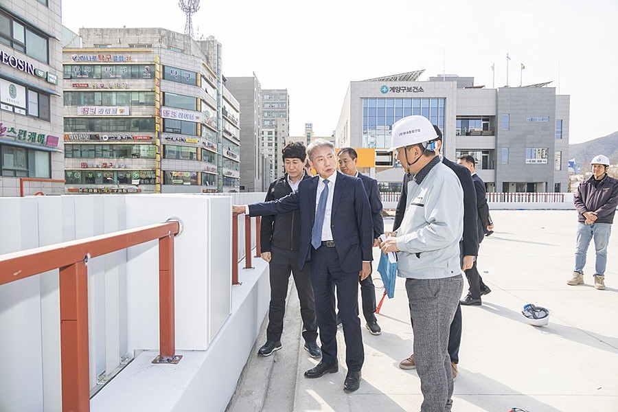 윤환 계양구청장이 계산2공영주차장 조성 공사 현장을 점검하고 있다.(2024년 4월)