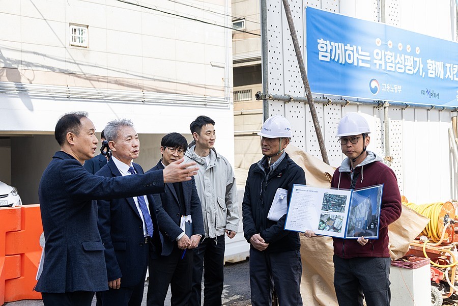 윤환 계양구청장이 작전서운공영주차장 조성 공사 현장을 점검하고 있다.(2025년 4월)