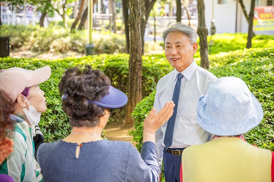 윤환 구청장이 민원현장을 찾아 구민과 소통하고 있다