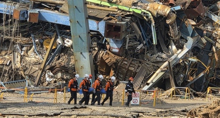 지난 11월 6일, 울산 남구 용잠동에 위치한 한국동서발전 울산화력발전소의 보일러 타워가 철거 작업 중 붕괴되며 현장이 아비규환으로 변했다.  / 사진=연합