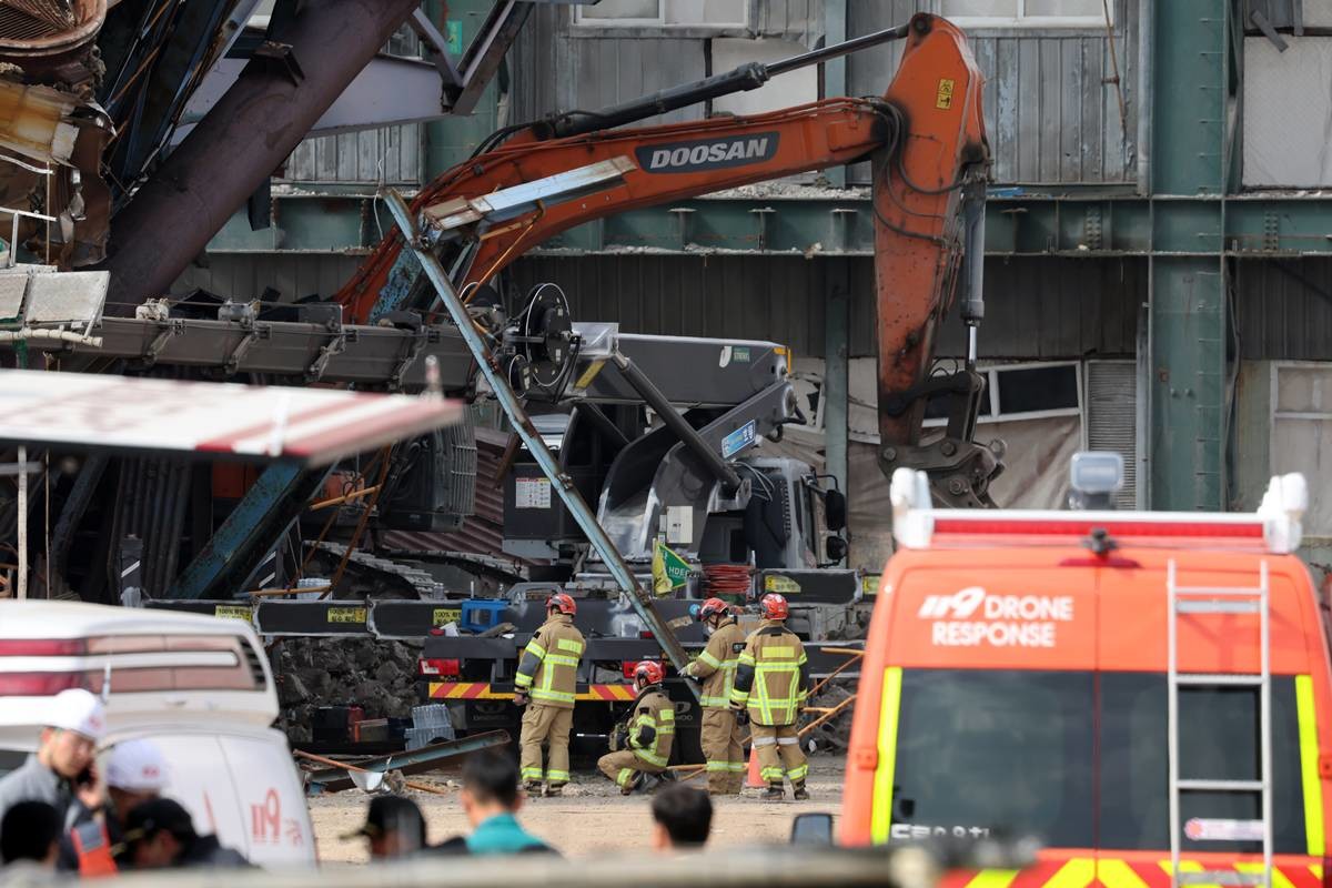 지난 7일 오후 울산 남구 동서발전 울산화력발전소 보일러 타워 붕괴현장에서 소방대원이 매몰자 수색 및 구조작업을 벌이고 있다 / 뉴스1