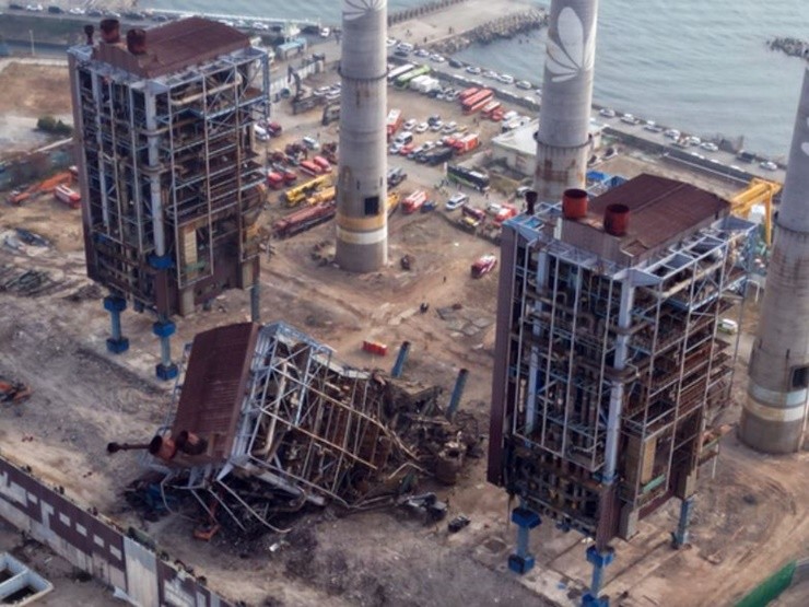 울산 남구 동서발전 울산화력발전소 보일러 타워 붕괴현장. 무너진 5호기 좌우로 4호기·6호기 모습.