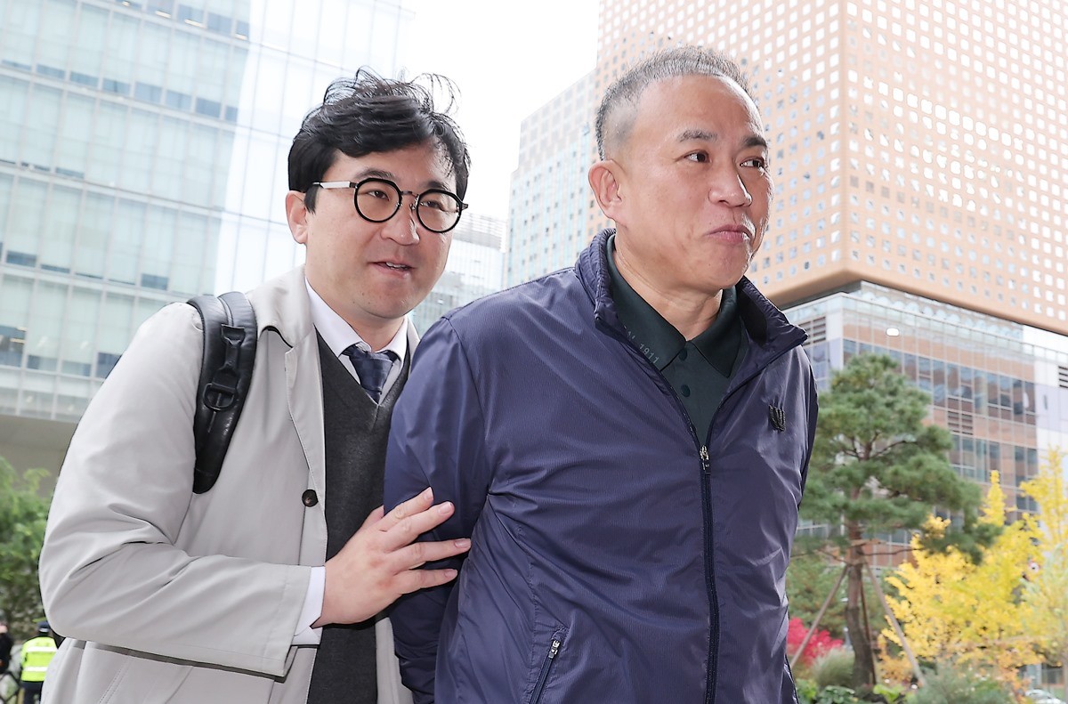 '정치 브로커' 명태균 씨가 8일 오전 서울 종로구 KT광화문빌딩에 마련된 민중기 특별검사팀 사무실에 오세훈 서울시장과의 대질 조사를 위해 참고인 신분으로 출석했다. / 뉴스1