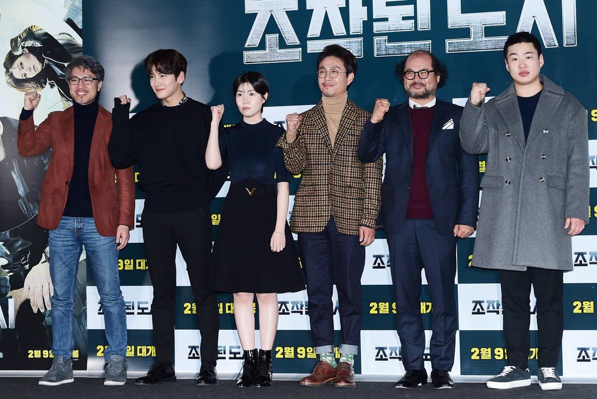 2017년 1월 31일 오후 서울 왕십리CGV에서 열린 영화 ‘조작된 도시’(감독 박광현) 언론 시사회에 참석한 박광현 감독, 배우 지창욱, 심은경, 송새벽, 김상호, 안재홍(왼쪽부터)이 파이팅을 외치고 있다 / 뉴스1