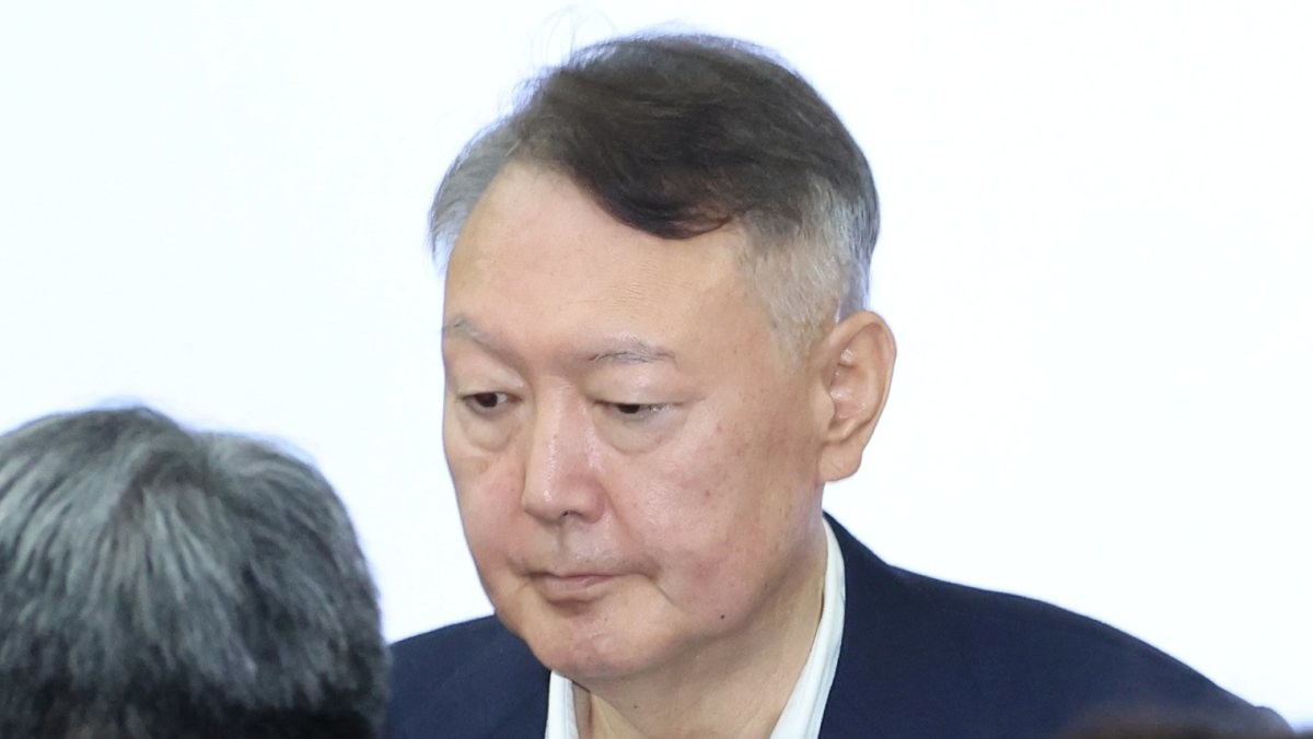 윤석열 전 대통령이 지난 9월 26일 서울 서초구 서울중앙지법에서 열린 특수공무집행방해, 직권남용 권리행사방해 등 혐의 사건 첫 공판에 출석하고 있는 모습. / 뉴스1