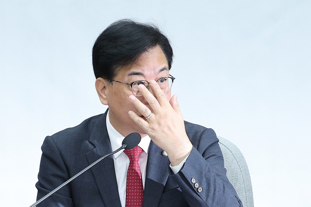 송언석 국민의힘 원내대표가 7일 서울 여의도 국회에서 열린 원내대책회의에서 안경을 고쳐쓰고 있다.     국민의힘은 한국과 미국의 관세·안보 분야 협상의 결과를 담은 '조인트 팩트시트'(공동 설명자료)가 7일까지 발표되지 않자 입장을 냈다. 국민의힘은 '이재명 정권이 한미 관세협상을 두고 또다시 양치기 소년이 되고 있다'라고 비판했다. / 뉴스1