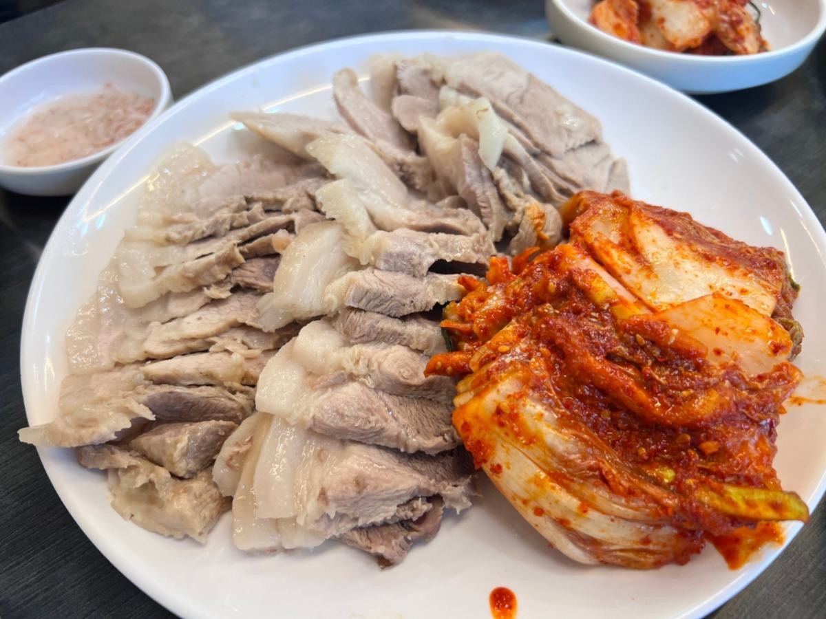 김장 김치와 수육 / hyom-shutterstock.com