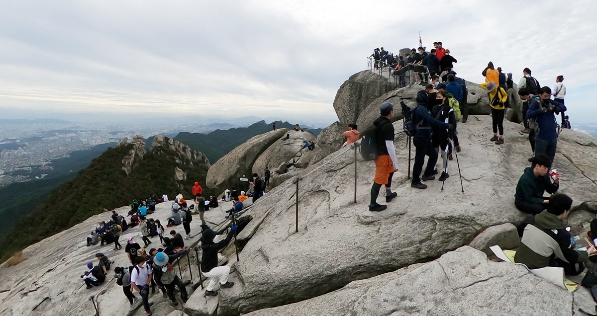 북한산 백운대를 오르는 등산객들 자료 사진 / 뉴스1