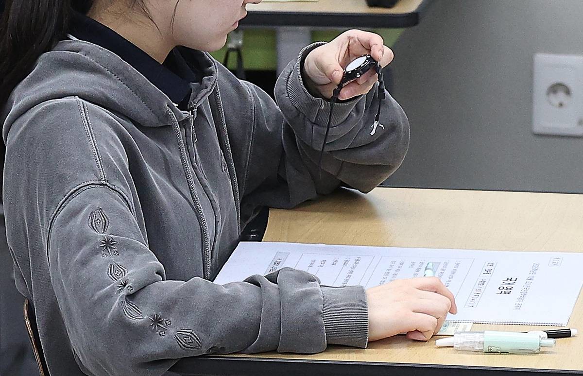 2025학년도 10월 고3 전국연합학력평가가 치러진 지난 10월 14일 오전 대구 수성구 정화여자고등학교에서 고3 수험생들이 시험을 준비하고 있다 / 뉴스1