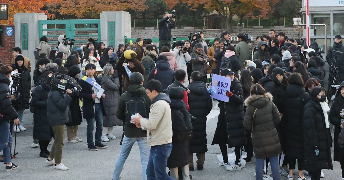 수능날 교문 풍경 / 뉴스1