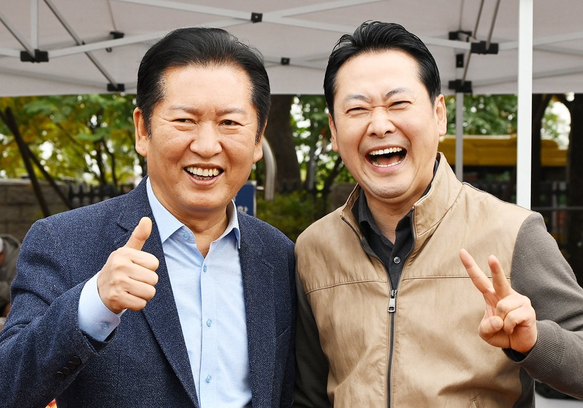 정청래 더불어민주당 대표(왼쪽)와 장동혁 국민의힘 대표가 8일 서울 여의도 국회운동장에서 한국사진기자협회 주최로 열린 '2025 사진기자 가족 체육대회'를 방문해 환하게 웃으면서 기념촬영을 하고 있다. / 뉴스1