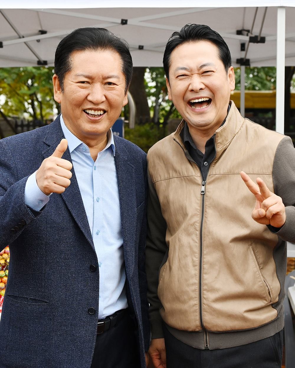 정청래 더불어민주당 대표(왼쪽)와 장동혁 국민의힘 대표가 8일 서울 여의도 국회운동장에서 한국사진기자협회 주최로 열린 '2025 사진기자 가족 체육대회'를 방문해 환하게 웃으면서 기념촬영을 하고 있다. / 뉴스1